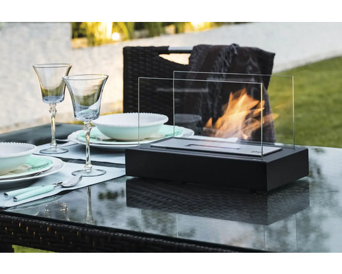 Masa cu veselă și șemineu de masă pe bioetanol