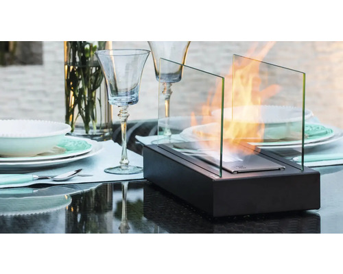 Decorație de masă cu șemineu cu bioetanol și paravânt de sticlă