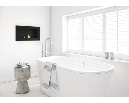 Baie modernă cu cadă independentă, șemineu și fereastră cu jaluzele