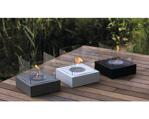 Trei focare de masă cu etanol cu protecție de sticlă pe terasă din lemn