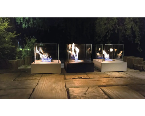 Trei focuri de masă cu margine de sticlă pe o masă de piatră