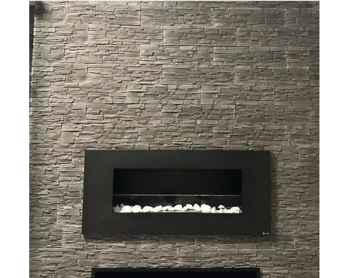 Placare perete cu decor de piatră și șemineu electric