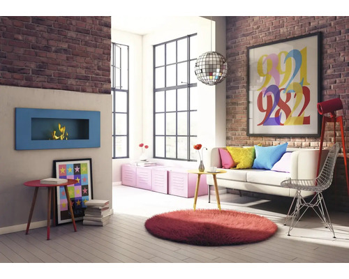 Living luminos cu perete din cărămidă, canapea, covor rotund și șemineu pe bioetanol