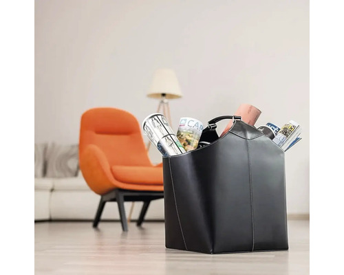 Suport negru din piele pentru reviste în sufragerie