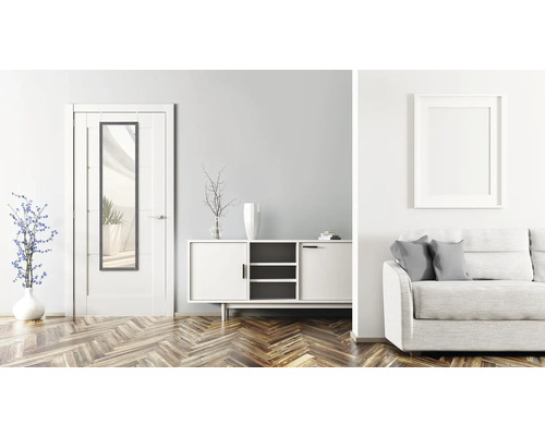 Interior cu ușă cu oglindă, comodă și canapea