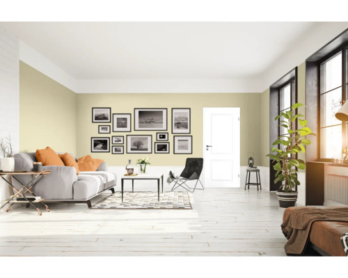 Living luminos cu canapea, tablouri și ușă