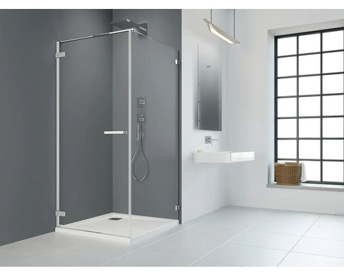 Baie cu cabină de duș, chiuvetă și fereastră