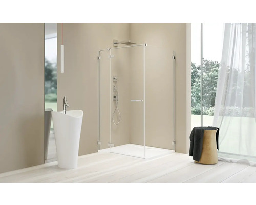 Baie luminoasă cu chiuvetă independentă, cabină de duș la nivelul podelei și fereastră mare