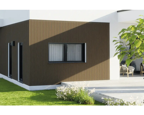 Fațada unei case cu placare din lemn și ferestre