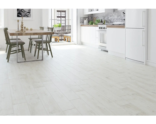 Cameră de zi luminoasă cu podea din lemn, masă de sufragerie și chicinetă.