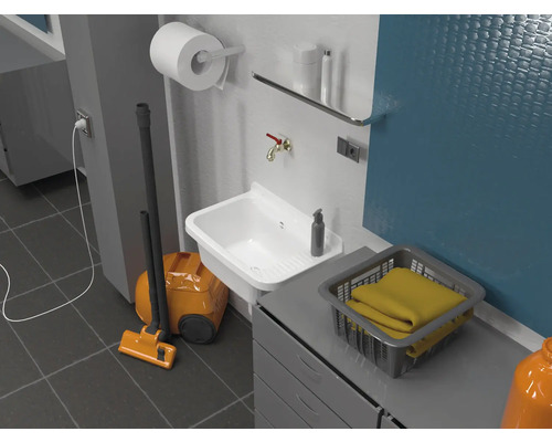 Spălătorie cu chiuvetă, aspirator, coș de rufe și diverse articole de curățenie