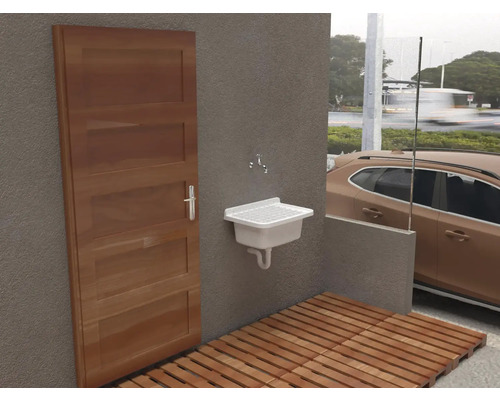 Spațiu exterior cu ușă din lemn, chiuvetă și plăci de lemn