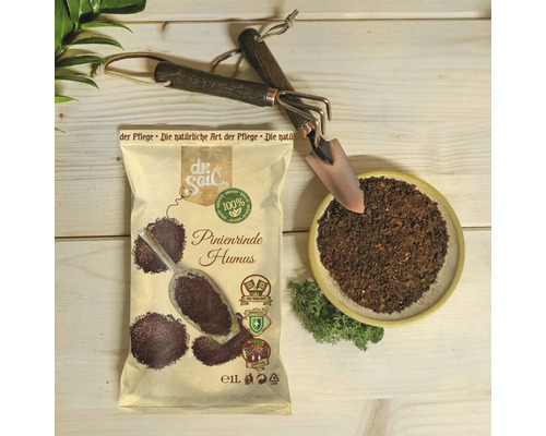 Sac de humus de scoarță de pin Dr. Soil cu unelte de grădinărit și un bol plin cu pământ