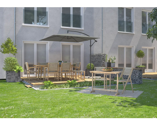 Vedere exterioară a unei grădini cu masă de sufragerie, scaune și umbrelă de soare