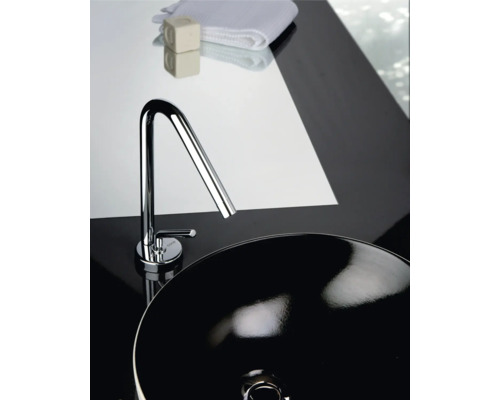 Imagine detaliată a unei chiuvete cu baterie, săpun și prosop