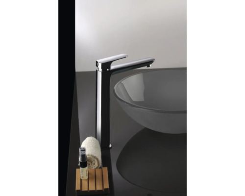 Baterie de lavoar lângă o chiuvetă cu prosop și săpun