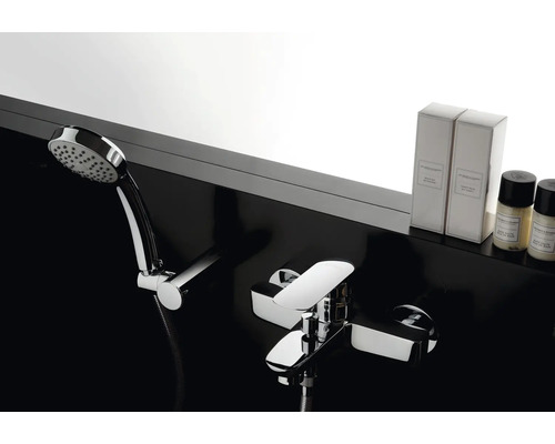 Baterie cu duș de mână și produse de îngrijire în baie