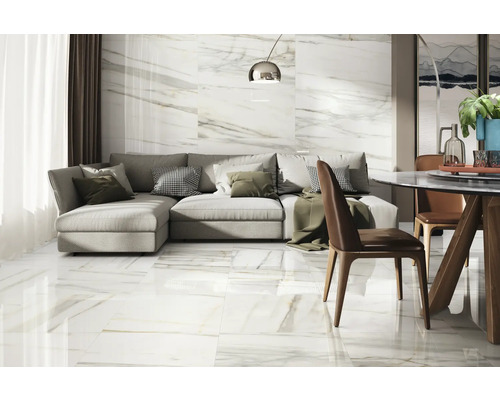 Living cu gresie de pardoseală cu aspect de marmură, canapea și masă de sufragerie