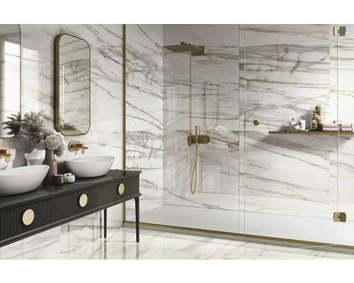 Baie luminoasă cu faianță de marmură, chiuvetă dublă și duș