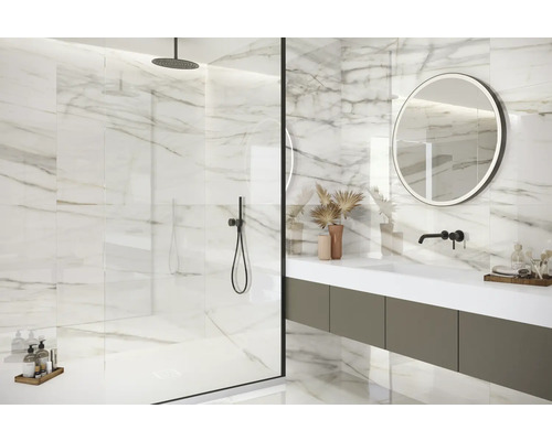 Baie modernă cu gresie de marmură, duș și chiuvetă