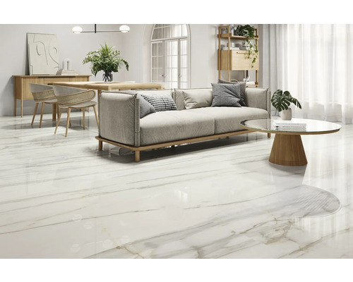 Living luminos cu canapea, măsuță de cafea și podea lucioasă cu aspect de marmură