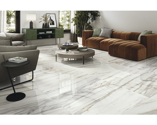 Cameră de zi cu gresie cu aspect de marmură, canapea și măsuță laterală