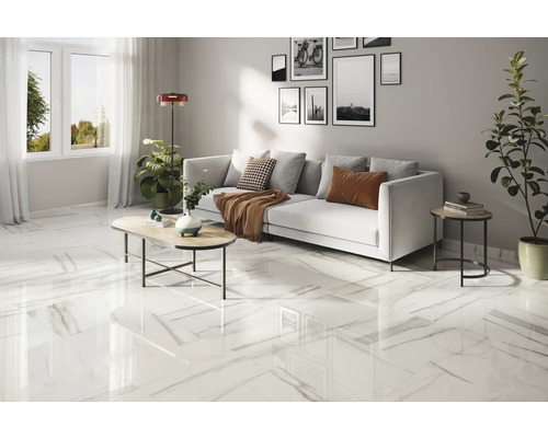 Living luminos cu gresie de marmură, canapea și măsuță de cafea.