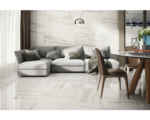 Cameră de zi luminoasă cu gresie cu aspect de marmură, canapea de colț gri și masă de sufragerie