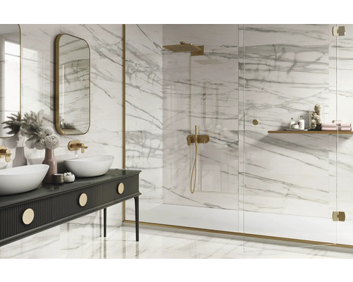 Baie luminoasă cu gresie de marmură, chiuvetă dublă și cabină de duș cu perete de sticlă