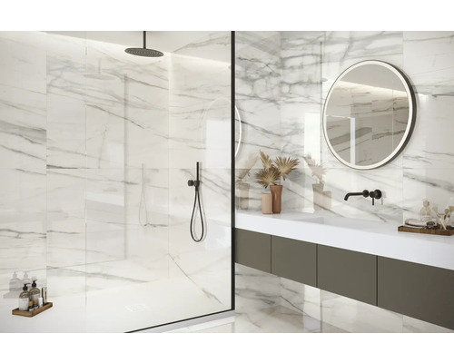 Baie cu duș, lavoar și oglindă cu gresie de marmură