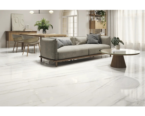 Cameră luminoasă cu canapea, masă și pardoseală lucioasă cu aspect de marmură