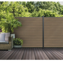 Terasa cu scânduri de lemn și gard din lemn