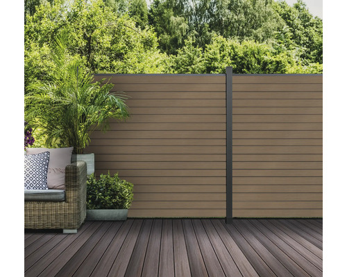 Terasa cu scânduri de lemn și gard din lemn