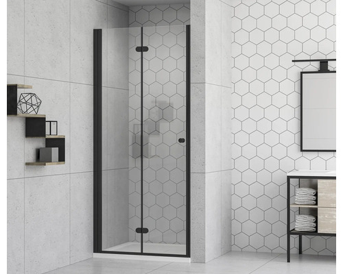 Baie cu cabină de duș cu ușă pliabilă și cadru negru în fața plăcilor hexagonale.