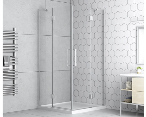 Cabină de duș pe colț cu uși din sticlă transparentă și calorifer portprosop într-o baie cu gresie