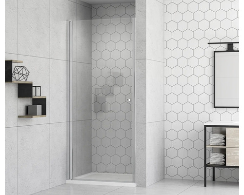 Baie cu cabină de duș din sticlă și faianță albă hexagonală.