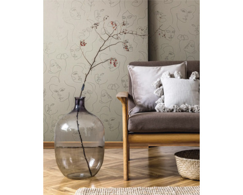 Cameră de zi cu tapet, fotoliu și decorațiuni