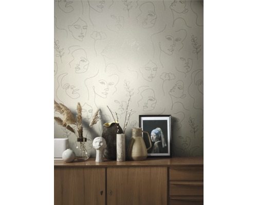 Decor de perete cu tapet cu fețe de femei și decorațiuni pe un dulap de lemn