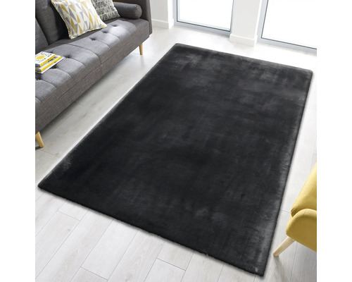 Covor dreptunghiular, întunecat în camera de zi lângă o canapea