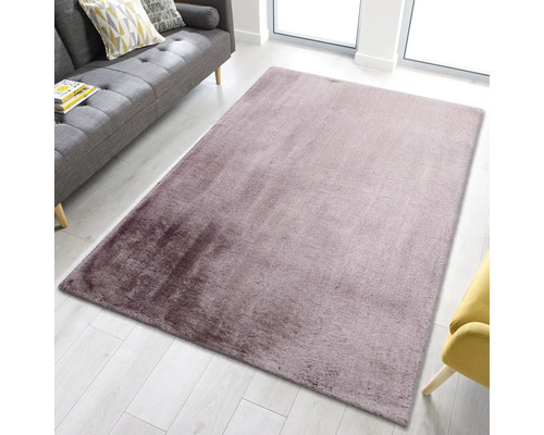 Covor dreptunghiular cu fibre lungi în sufragerie, pe podea de lemn