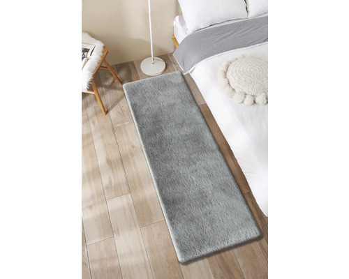 Covor gri în dormitor pe podea de lemn