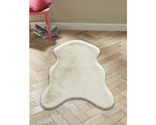 Covor deschis la culoare din piele de oaie pe podea de lemn