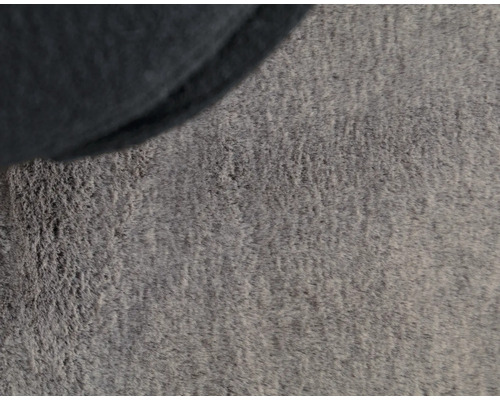 Prim-plan al unui covor gri cu o margine întunecată