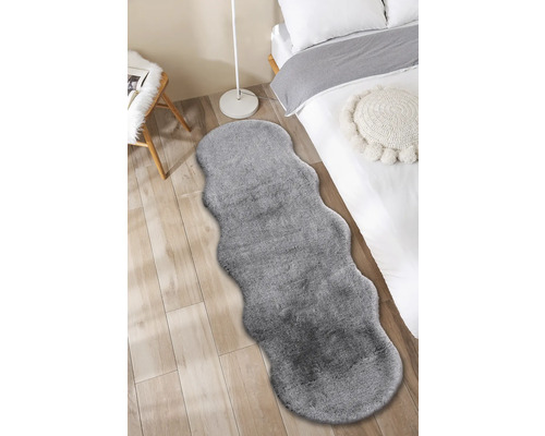 Covor gri într-un dormitor cu pat