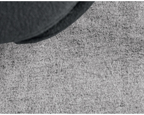 Prim-plan cu un covor cu o parte dintr-un scaun.