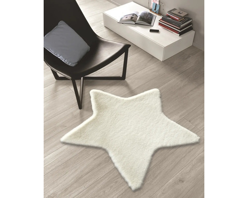 Scenă cu covor în formă de stea, scaun și masă