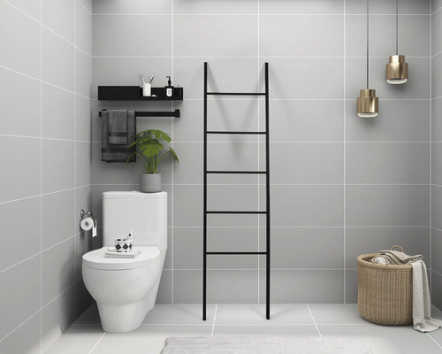 Baie modernă cu toaletă, suport pentru prosoape, scară, coș de rufe și lămpi suspendate.