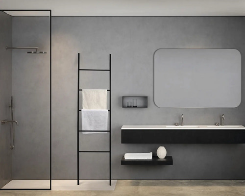 Baie modernă cu duș, lavoar, oglindă și suport pentru prosoape