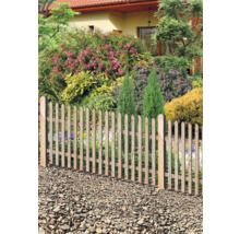 Gard de grădină din lemn în fața unei grădini înfloritoare