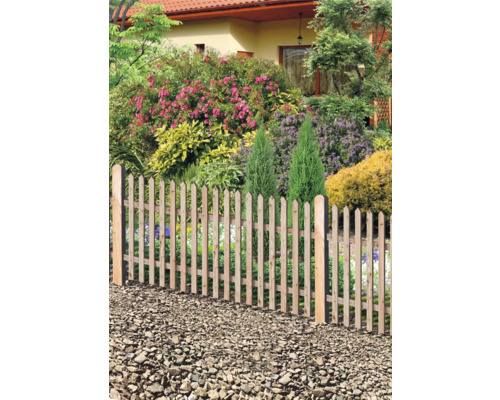 Gard de grădină din lemn în fața unei grădini înfloritoare